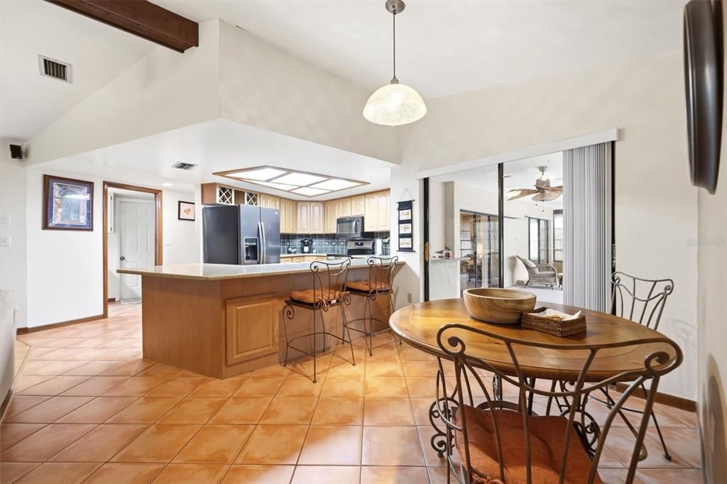 Activo con contrato: $389,900 (3 camas, 2 baños, 2114 Pies cuadrados)