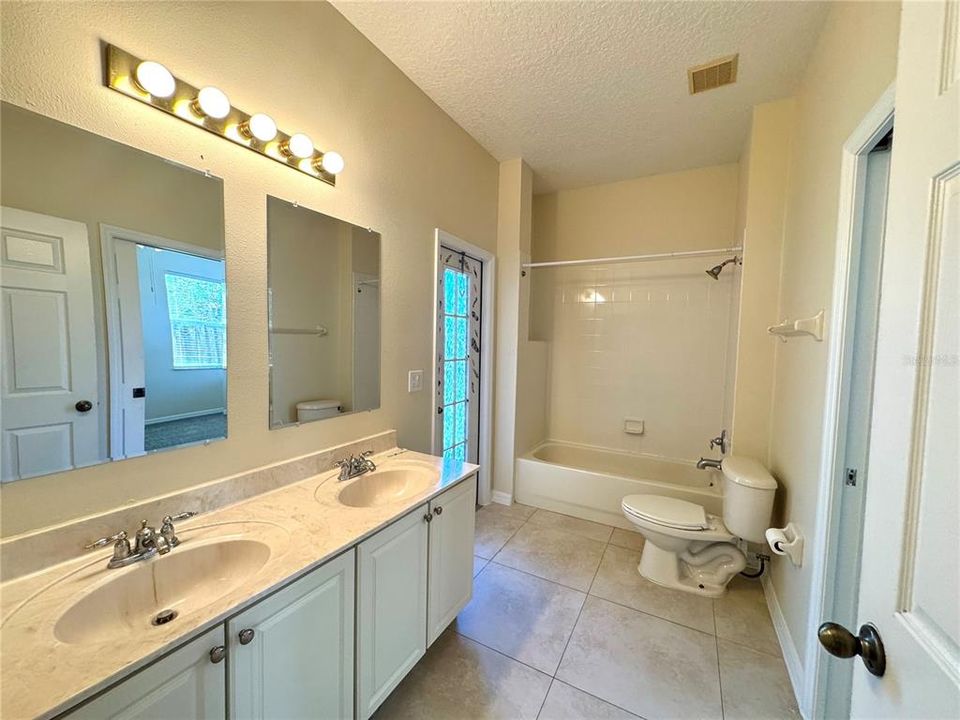 Activo con contrato: $2,799 (4 camas, 3 baños, 2457 Pies cuadrados)