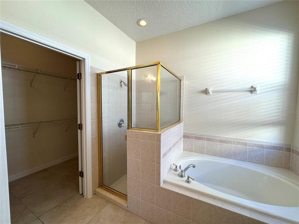 Activo con contrato: $2,799 (4 camas, 3 baños, 2457 Pies cuadrados)