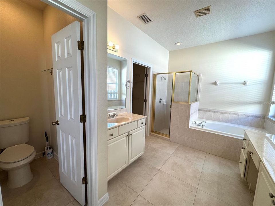 Activo con contrato: $2,799 (4 camas, 3 baños, 2457 Pies cuadrados)