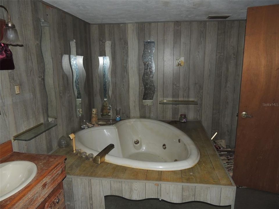 For Sale: $180,000 (2 beds, 1 baths, 1605 Square Feet)