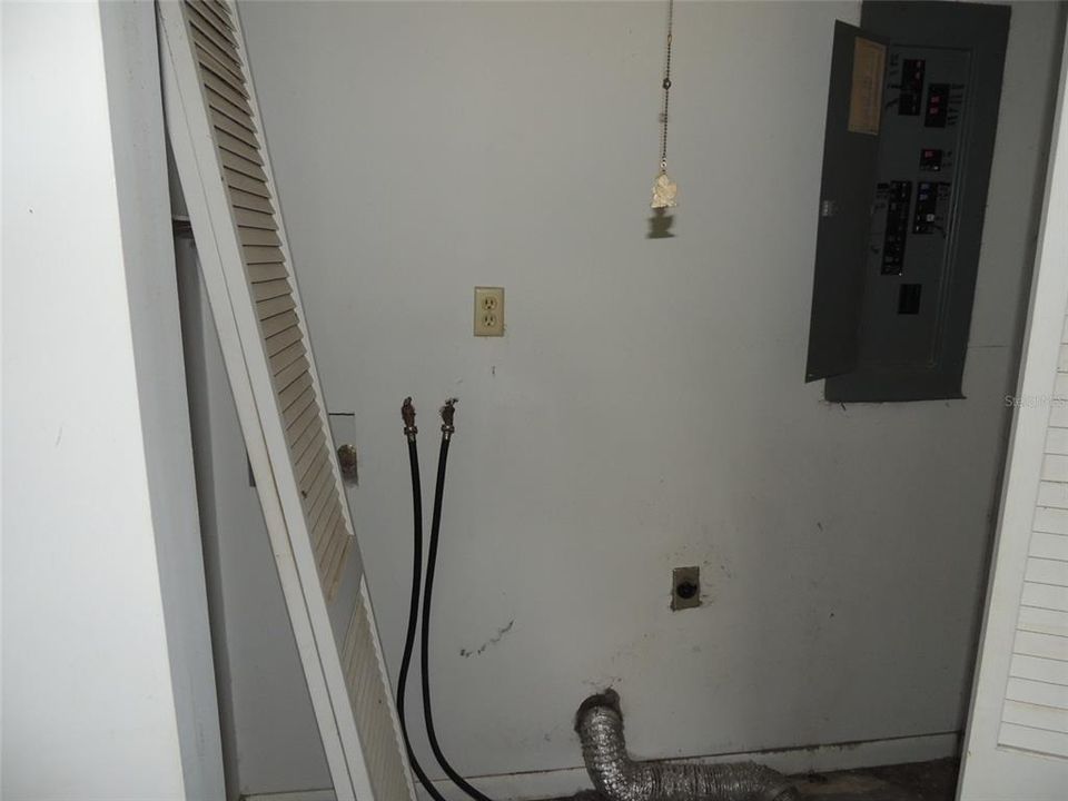 For Sale: $180,000 (2 beds, 1 baths, 1605 Square Feet)