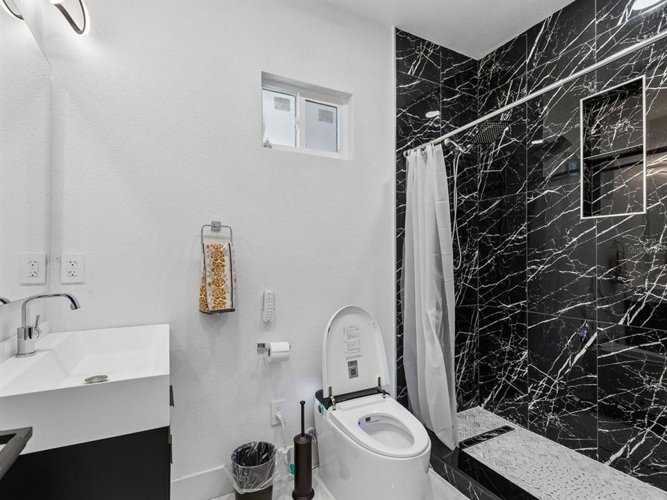 Activo con contrato: $1,600,000 (5 camas, 5 baños, 4200 Pies cuadrados)