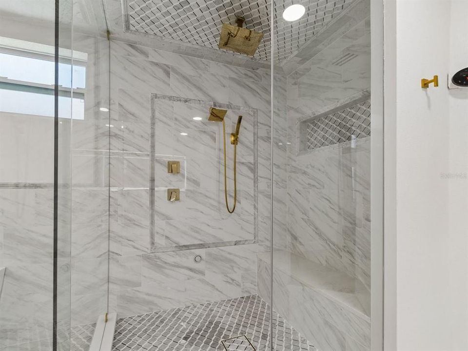 Activo con contrato: $1,600,000 (5 camas, 5 baños, 4200 Pies cuadrados)
