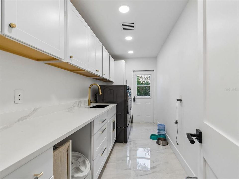Activo con contrato: $1,600,000 (5 camas, 5 baños, 4200 Pies cuadrados)