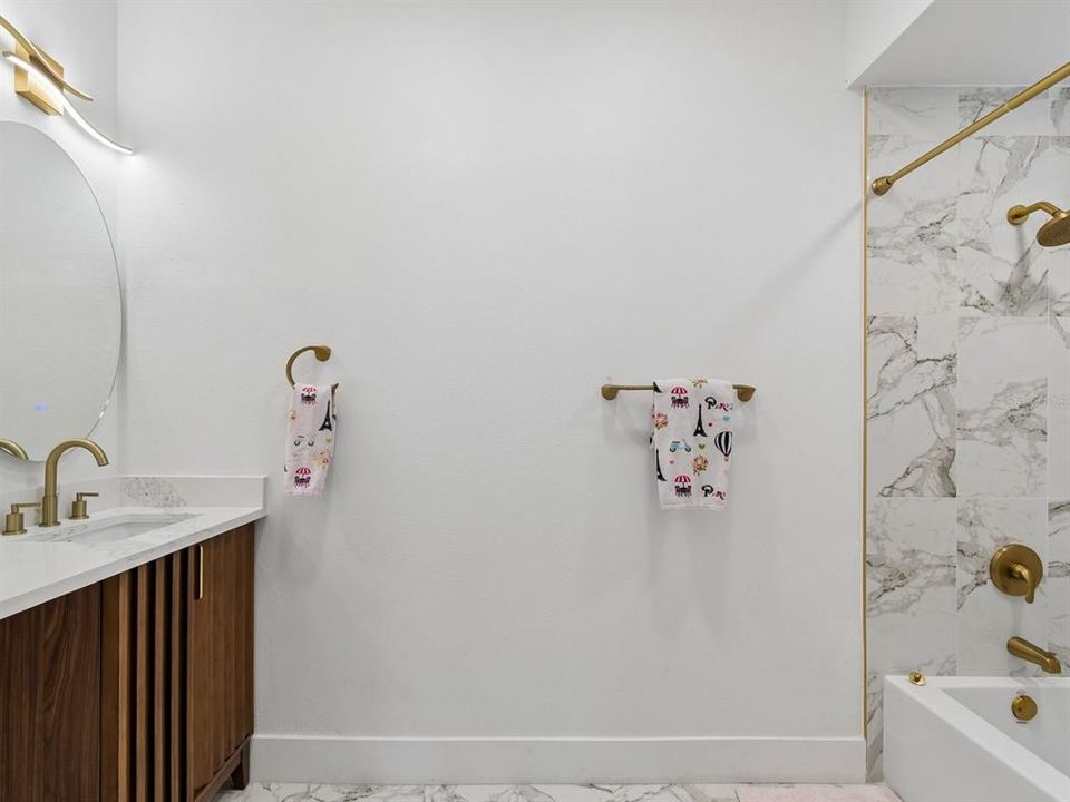 Activo con contrato: $1,600,000 (5 camas, 5 baños, 4200 Pies cuadrados)