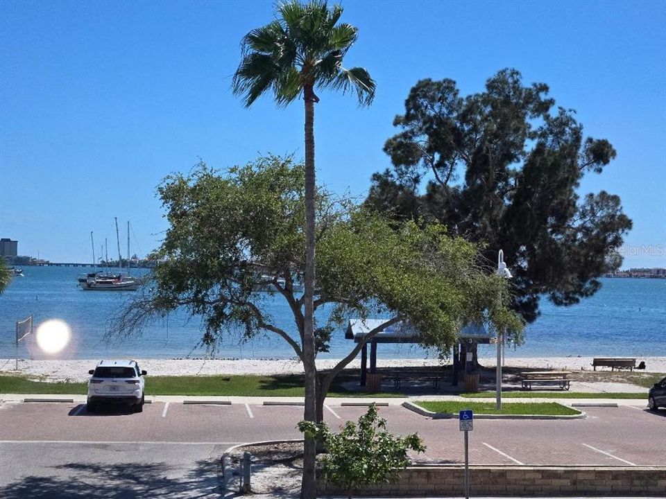 For Sale: $449,900 (2 beds, 2 baths, 865 Square Feet)