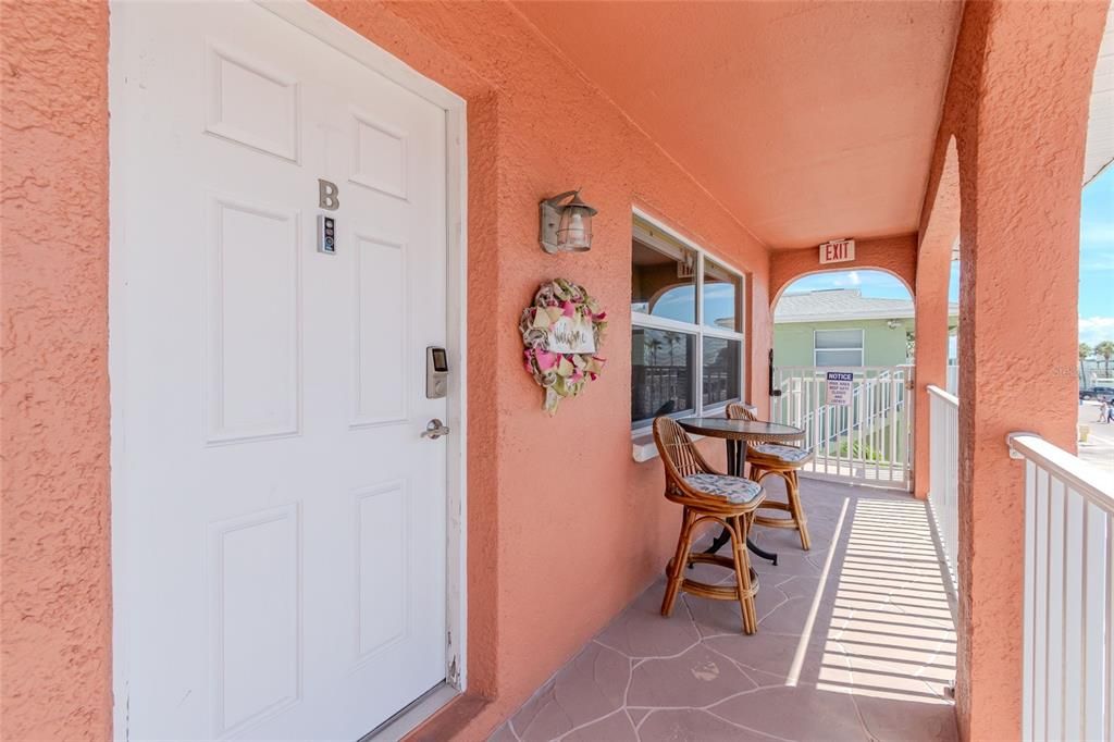 For Sale: $449,900 (2 beds, 2 baths, 865 Square Feet)