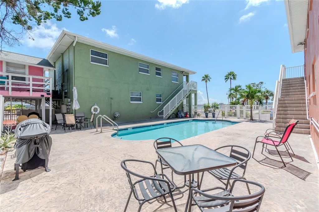 For Sale: $449,900 (2 beds, 2 baths, 865 Square Feet)