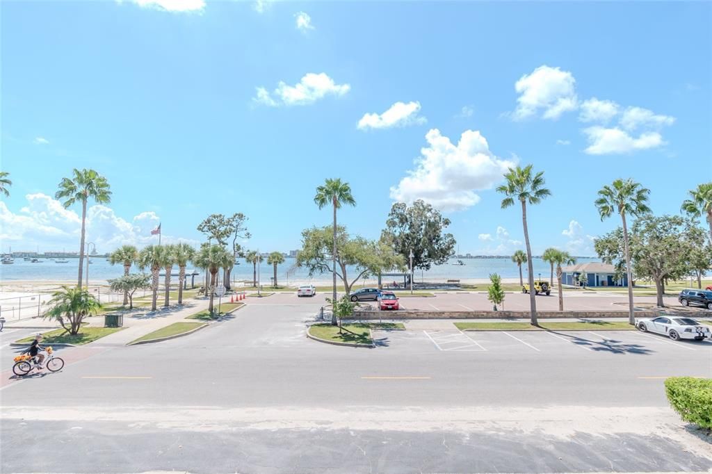 For Sale: $449,900 (2 beds, 2 baths, 865 Square Feet)