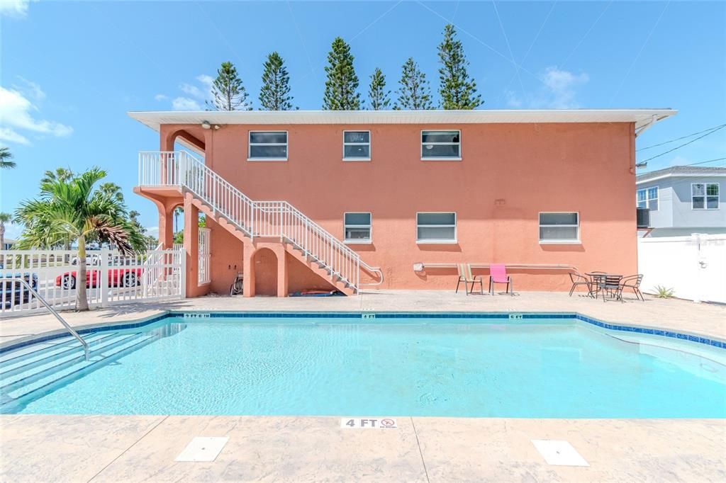 For Sale: $449,900 (2 beds, 2 baths, 865 Square Feet)