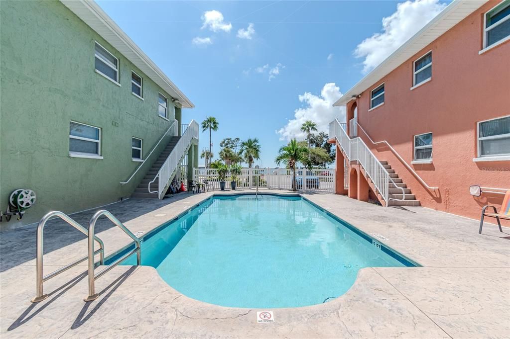 For Sale: $449,900 (2 beds, 2 baths, 865 Square Feet)