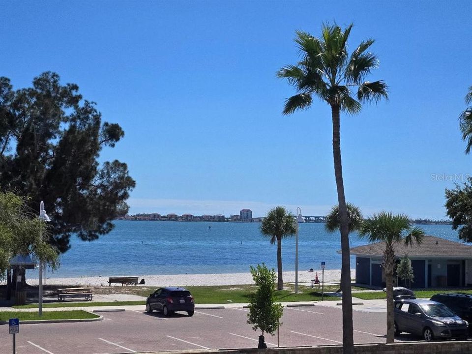 For Sale: $449,900 (2 beds, 2 baths, 865 Square Feet)