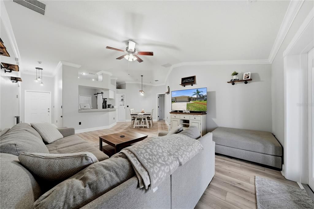 For Sale: $335,000 (4 beds, 2 baths, 1529 Square Feet)
