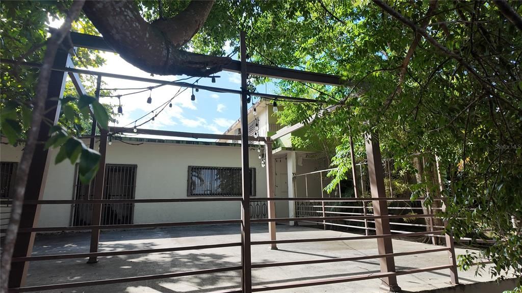 For Sale: $840,000 (3 beds, 1 baths, 1300 Square Feet)