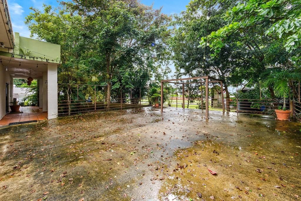 For Sale: $840,000 (3 beds, 1 baths, 1300 Square Feet)