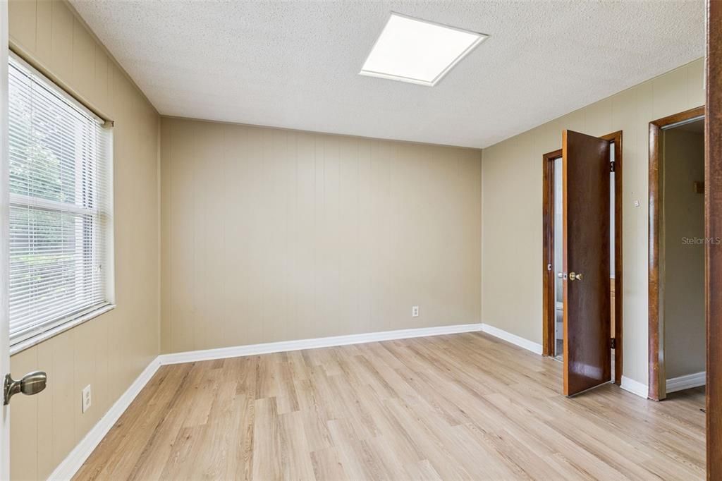 For Sale: $390,000 (4 beds, 2 baths, 1607 Square Feet)