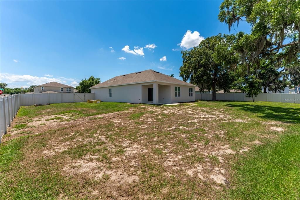 На продажу: $360,000 (4 спален, 2 ванн, 1828 Квадратных фут)