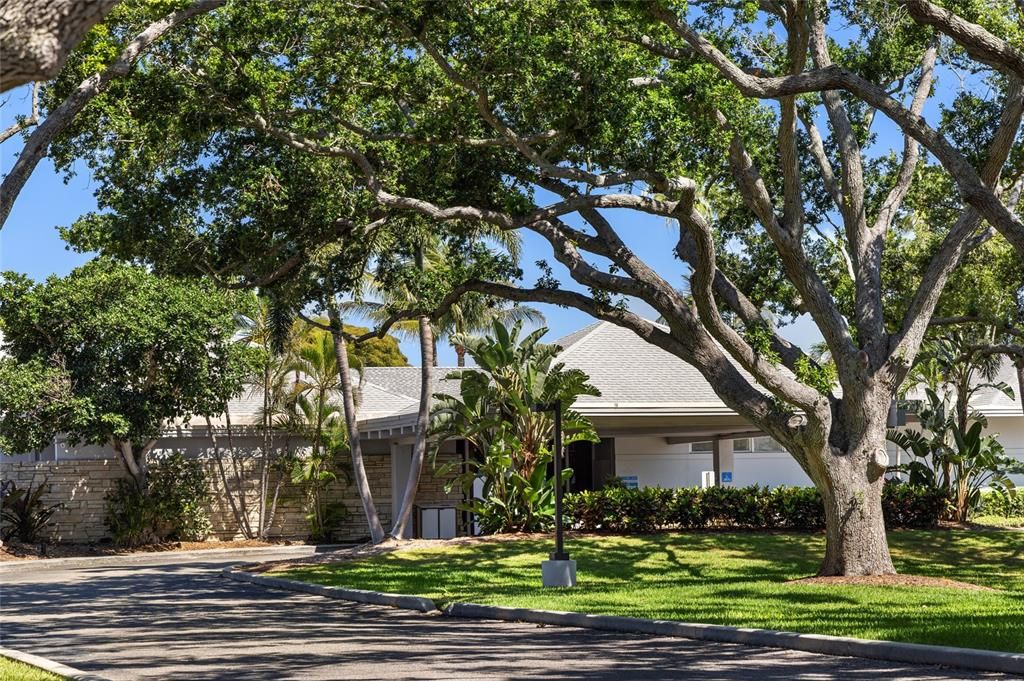 For Sale: $1,950,000 (2 beds, 2 baths, 1399 Square Feet)