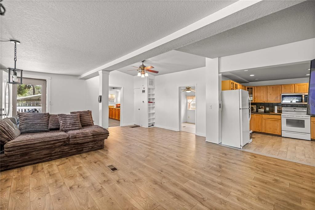 For Sale: $325,000 (2 beds, 1 baths, 1225 Square Feet)