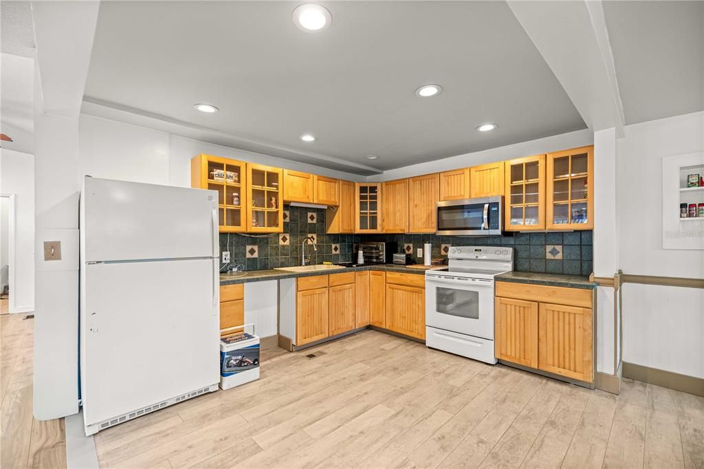 For Sale: $325,000 (2 beds, 1 baths, 1225 Square Feet)