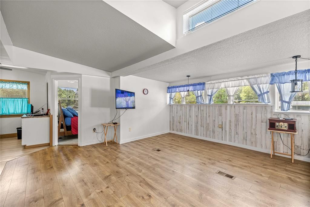 For Sale: $325,000 (2 beds, 1 baths, 1225 Square Feet)