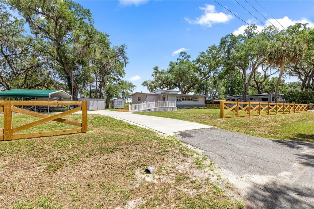 For Sale: $325,000 (2 beds, 1 baths, 1225 Square Feet)