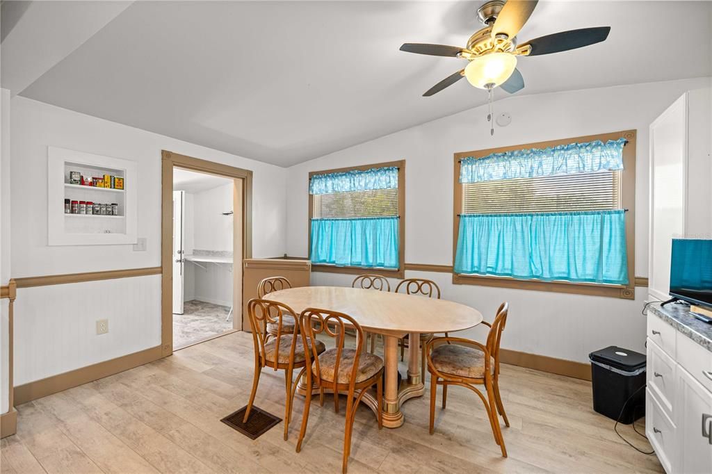 For Sale: $325,000 (2 beds, 1 baths, 1225 Square Feet)