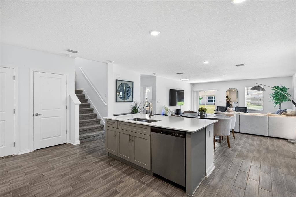 For Sale: $474,900 (5 beds, 2 baths, 2869 Square Feet)