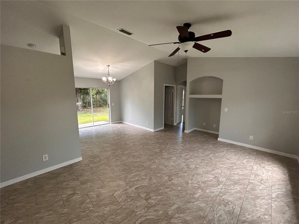 Activo con contrato: $249,000 (3 camas, 2 baños, 1237 Pies cuadrados)