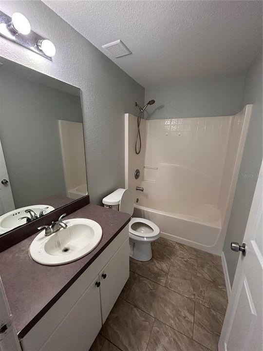 Activo con contrato: $249,000 (3 camas, 2 baños, 1237 Pies cuadrados)