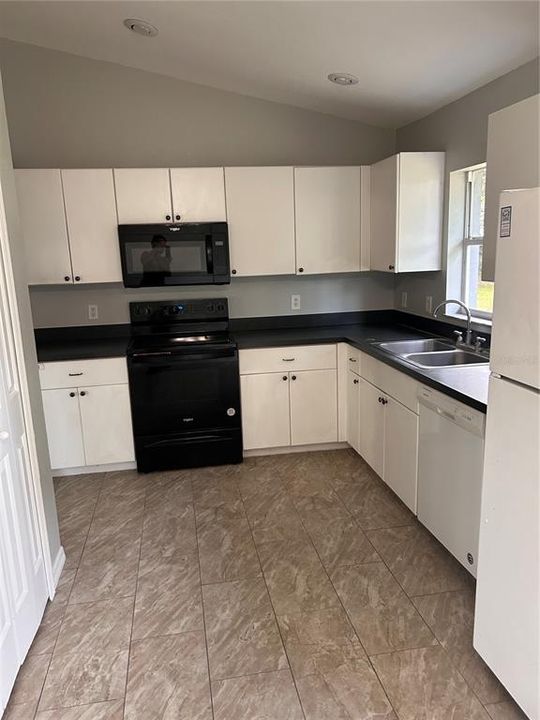 Activo con contrato: $249,000 (3 camas, 2 baños, 1237 Pies cuadrados)