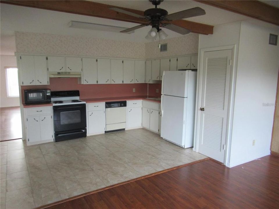 En Venta: $154,800 (2 camas, 2 baños, 1400 Pies cuadrados)