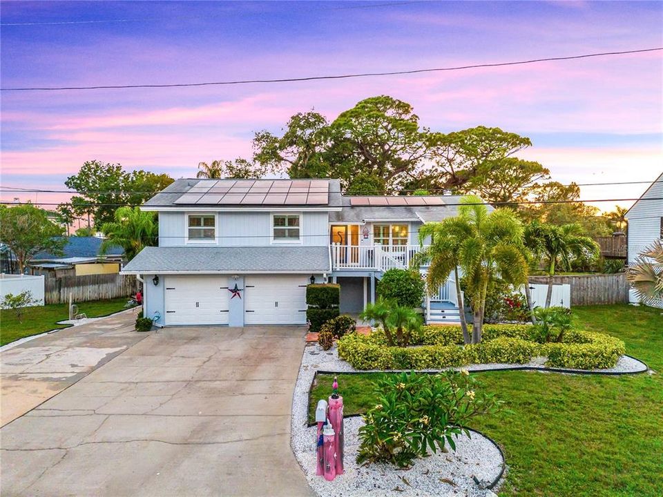For Sale: $999,999 (4 beds, 3 baths, 2764 Square Feet)