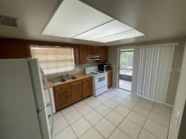 В аренду: $2,250 (4 спален, 2 ванн, 1571 Квадратных фут)