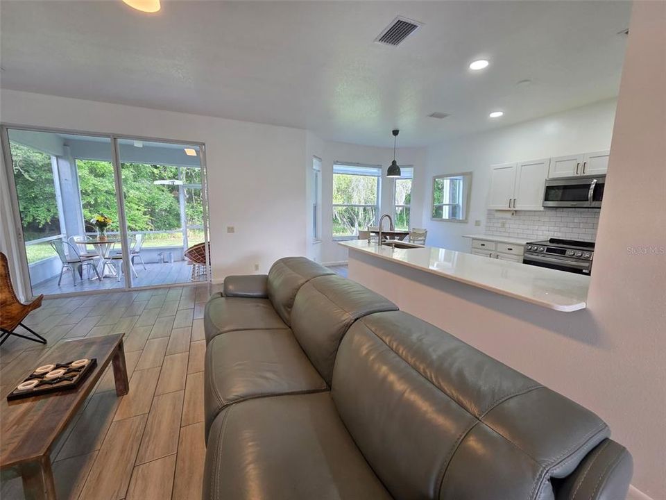 For Rent: $2,600 (3 beds, 2 baths, 1704 Square Feet)