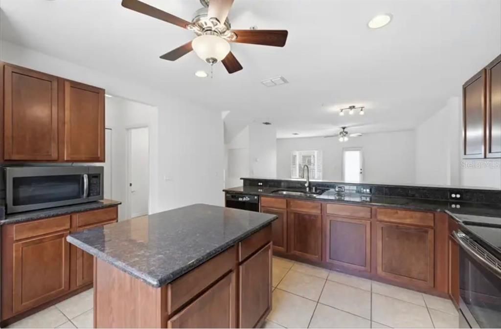 En Venta: $384,900 (3 camas, 3 baños, 1854 Pies cuadrados)