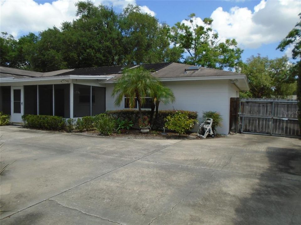 For Rent: $3,995 (4 beds, 2 baths, 1961 Square Feet)
