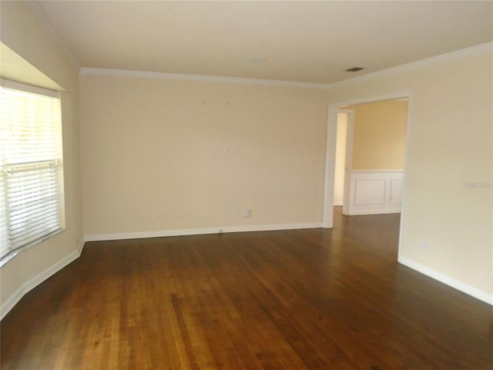 For Rent: $3,995 (4 beds, 2 baths, 1961 Square Feet)