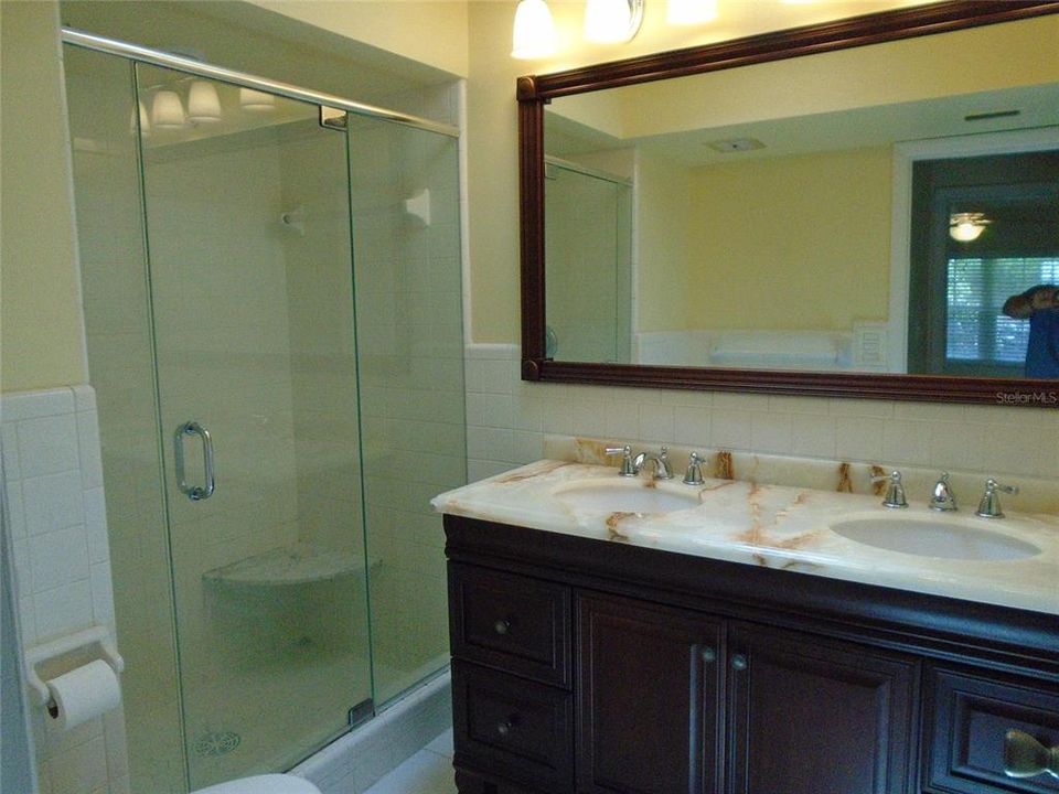 For Rent: $3,995 (4 beds, 2 baths, 1961 Square Feet)