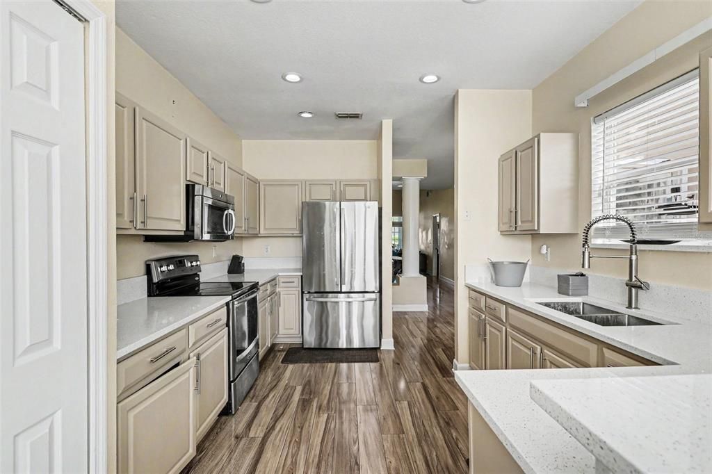 En Venta: $335,000 (3 camas, 2 baños, 2104 Pies cuadrados)