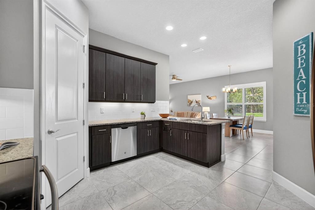 Active With Contract: $368,000 (2 beds, 2 baths, 1526 Square Feet)