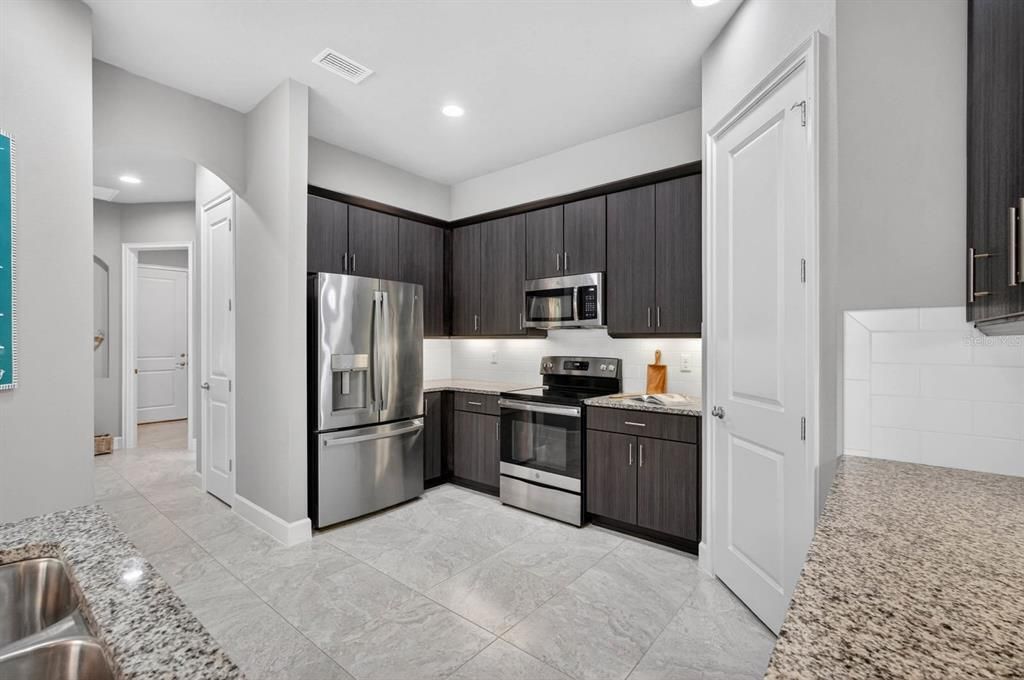 Active With Contract: $368,000 (2 beds, 2 baths, 1526 Square Feet)