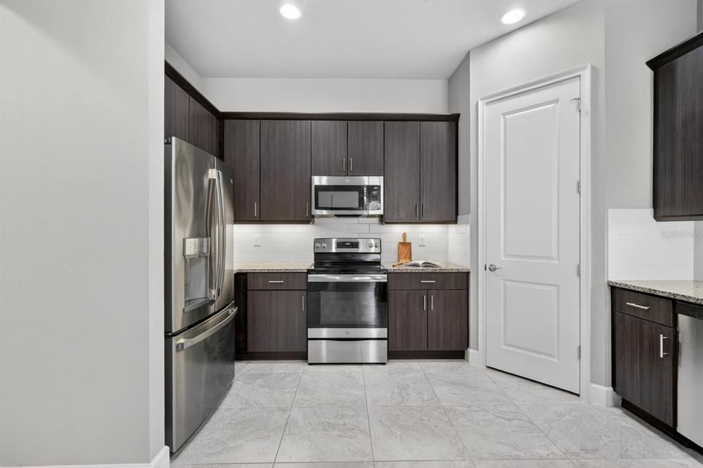 Active With Contract: $368,000 (2 beds, 2 baths, 1526 Square Feet)