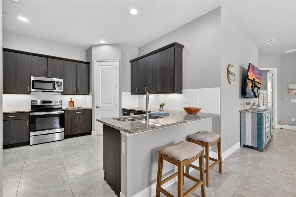 Active With Contract: $368,000 (2 beds, 2 baths, 1526 Square Feet)