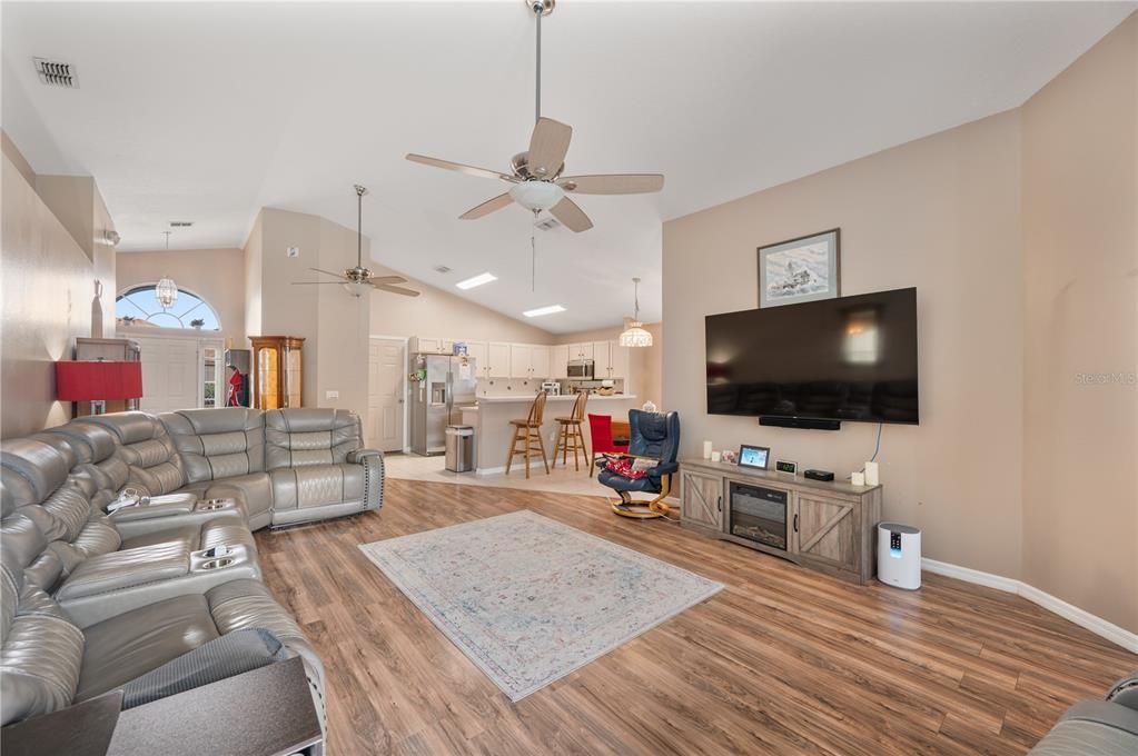For Sale: $375,000 (4 beds, 3 baths, 1780 Square Feet)