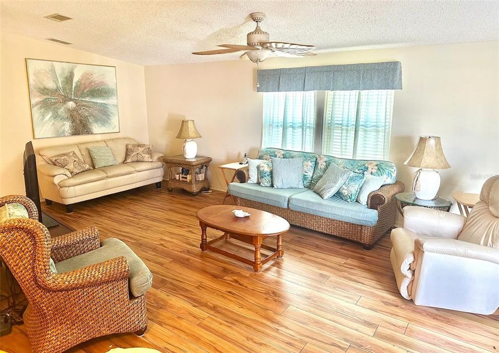 For Sale: $196,500 (2 beds, 2 baths, 1296 Square Feet)