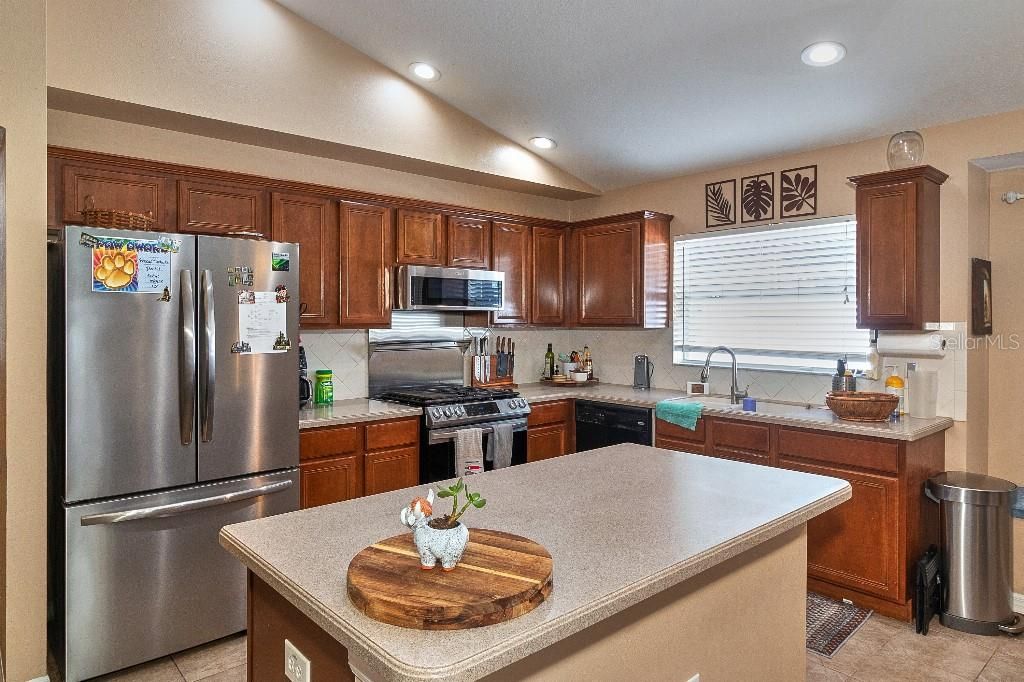 Activo con contrato: $439,999 (4 camas, 2 baños, 2198 Pies cuadrados)