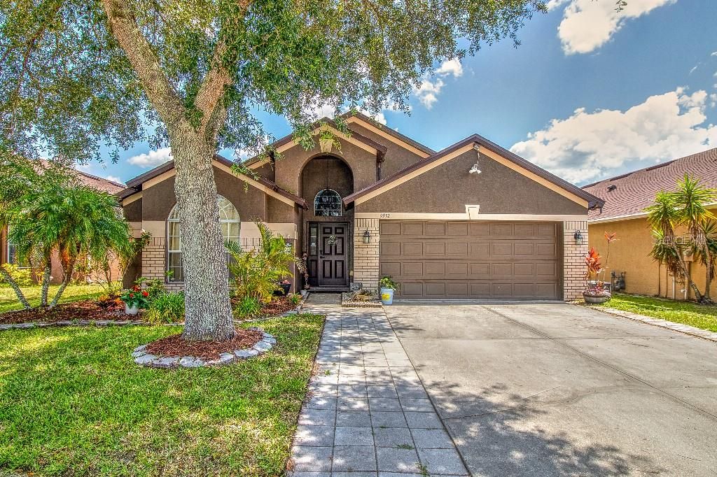 Activo con contrato: $439,999 (4 camas, 2 baños, 2198 Pies cuadrados)