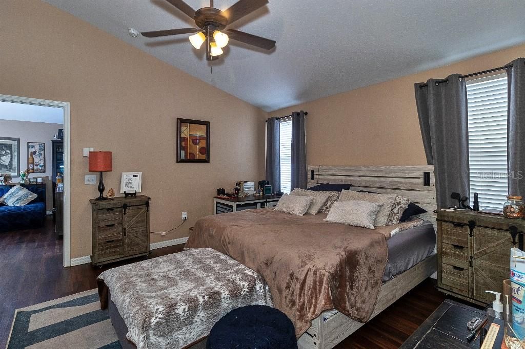 Activo con contrato: $439,999 (4 camas, 2 baños, 2198 Pies cuadrados)